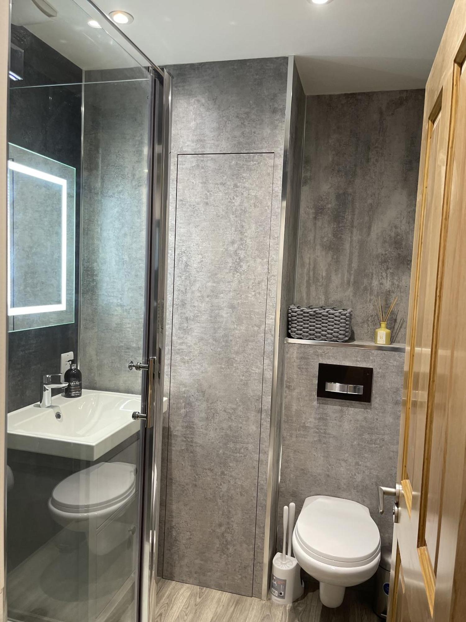 Superb Townhouse Near Vibrant Gloucester Road 布里斯托 外观 照片